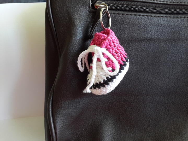 Häkelanleitung für Schlüsselanhänger // Baby Chuck // Turnschuhe