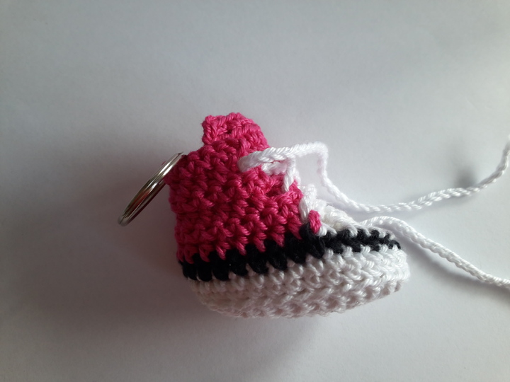 Häkelanleitung für Schlüsselanhänger // Baby Chuck // Turnschuhe