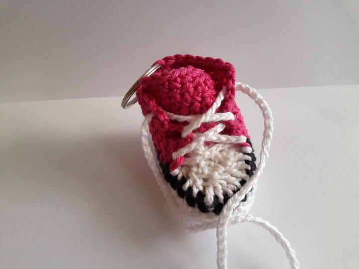 Häkelanleitung für Schlüsselanhänger // Baby Chuck // Turnschuhe