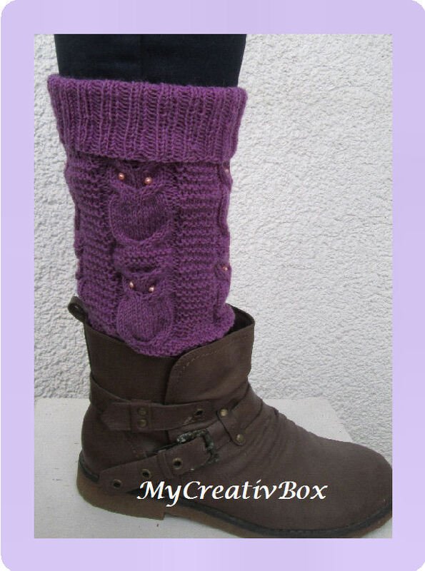 Violette gestrickte Beinstulpe mit Eulen-Zopfmuster und Perlen über braunem Stiefel