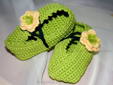 Kostenlose Häkelanleitung für Anfänger - Babyschuhe mit Blume
