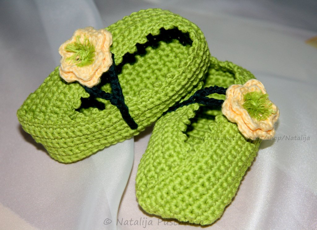 Kostenlose Häkelanleitung für Anfänger - Babyschuhe mit Blume - Bild 2