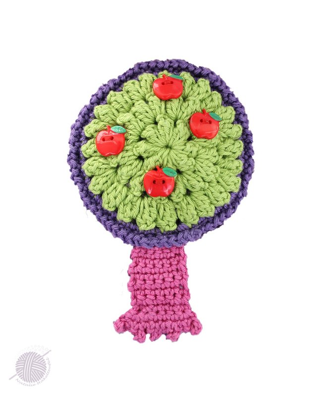 Schnell gehäkelte Baum-Applikation mit grünem Blattwerk, lila Rand, rosa Stamm und vier roten Apfelknöpfen