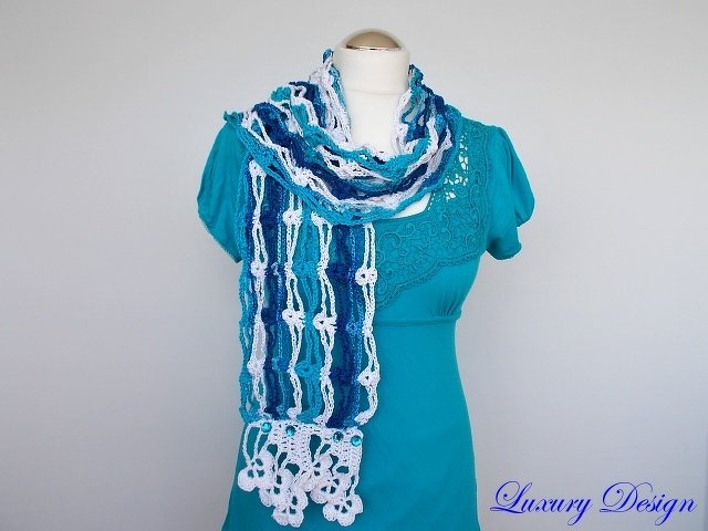 Offener Häkel-Schal mit vertikalen Streifen und Blütenborte