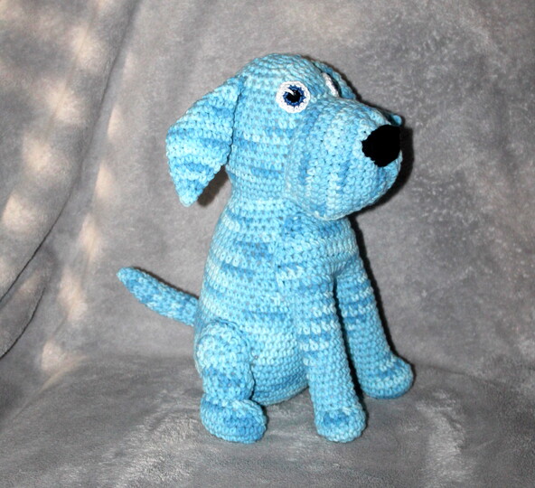 Crochet a Dog – a Big Sitting Cuddly Dog with Floppy Ears (EN & DE)