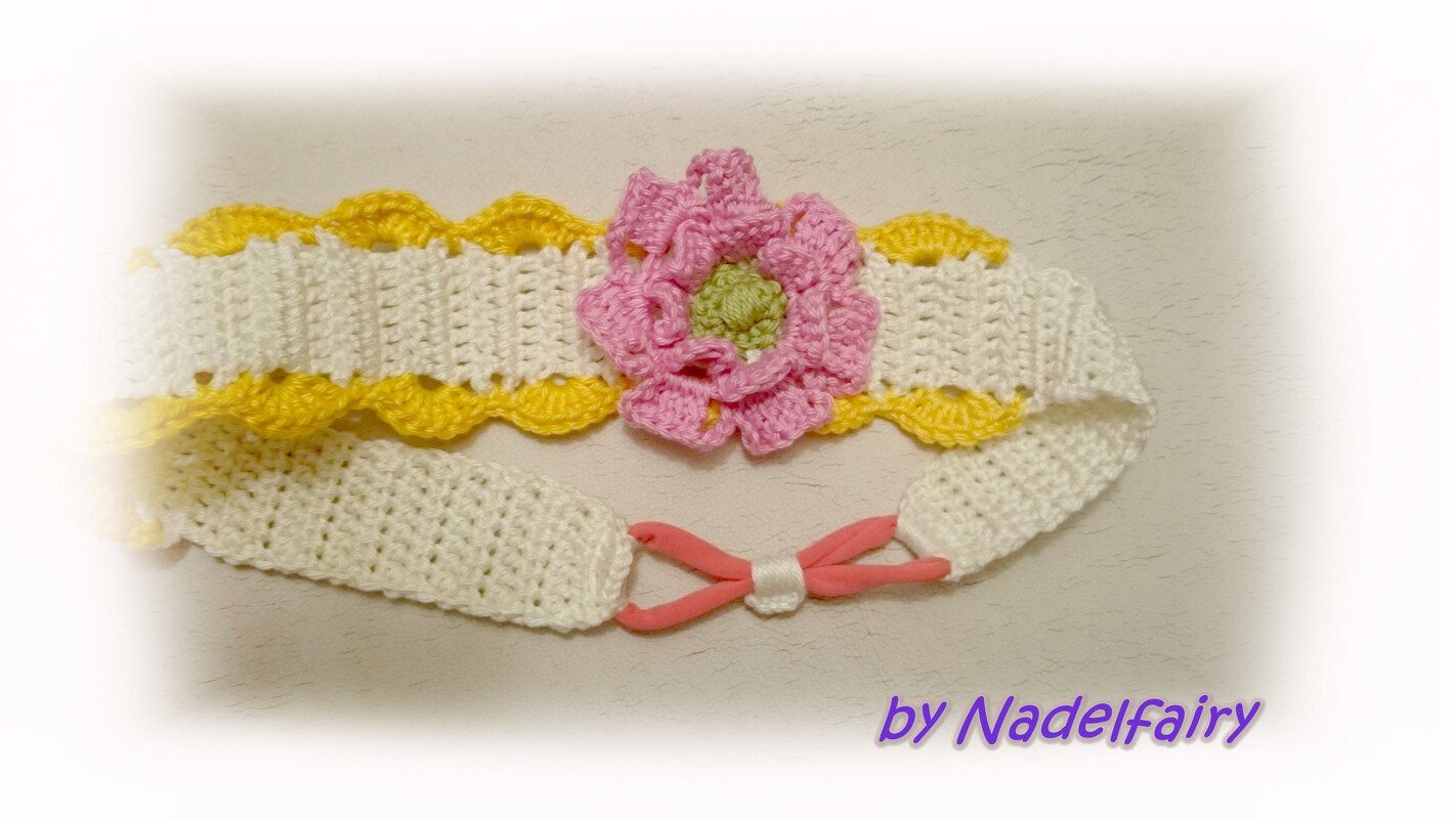 Gehäkeltes weißes Stirnband mit gelber Borte und rosa Blüte, elastischer Verschluss