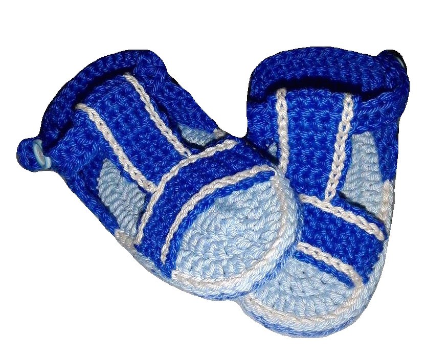 Blaues Paar gehäkelter Babyschuhe mit Spannriemen und kontrastierender weißer Naht
