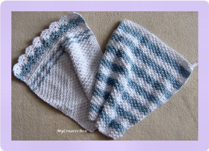 Zwei gestrickte Spültücher in Weiß und Hellblau mit Streifen und Muschelrand