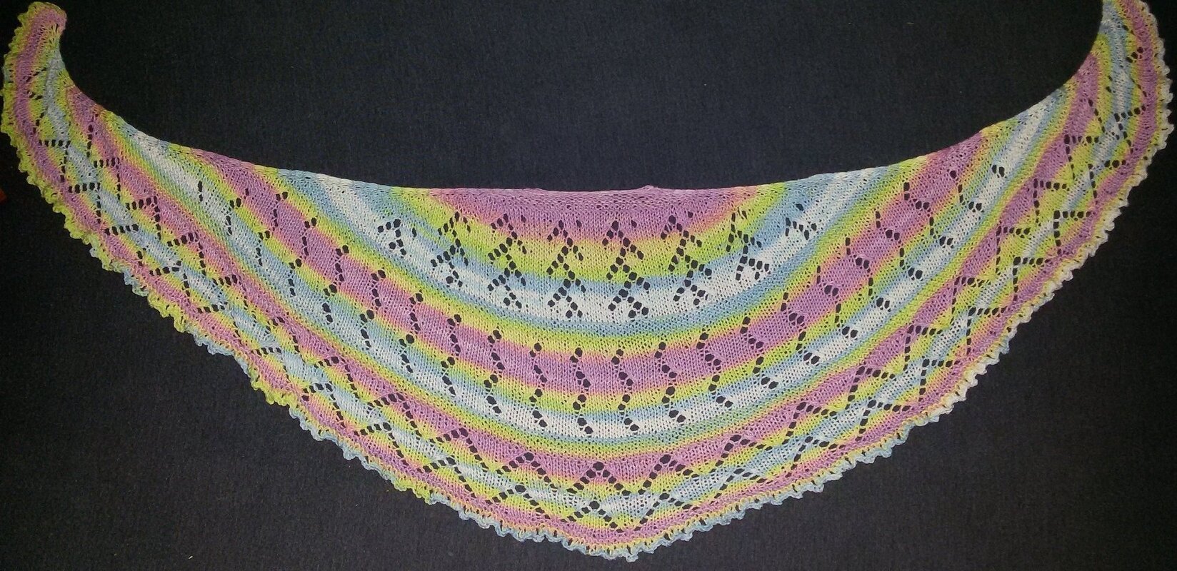 Strickanleitung Kuvio - Halbrundes Tuch mit vielfältigen Lochmustern