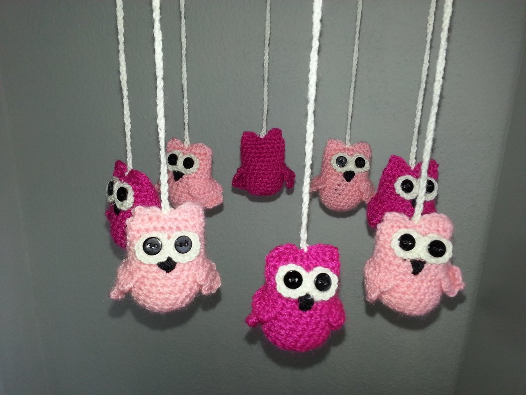 Gehäkelte Eulen in Rosa und Pink an Schnüren als Babymobile