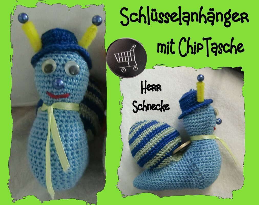 gehäkelte blaue Schnecke als Schlüsselanhänger mit gestreifter Schale, Mini‑Hut und Chip‑Fach