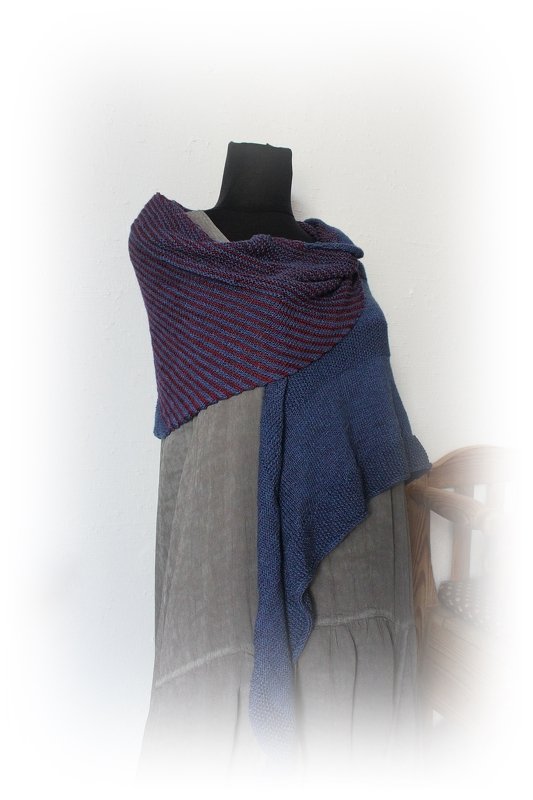 Zweifarbiges gestricktes Rechtecktuch mit diagonalen Streifen und einfarbigem Bereich auf Mannequin.