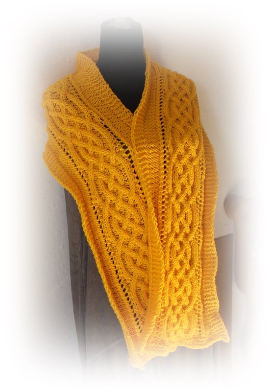 Senfgelber, breiter gestrickter Schal mit Zopfmuster auf schwarzer Büste