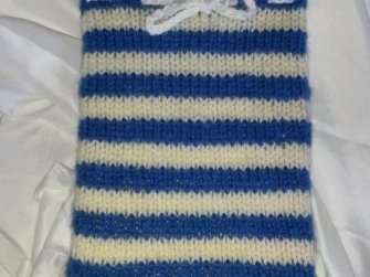 Gestrickte blau-weiße Tasche mit horizontalen Streifen und weißer Kordel