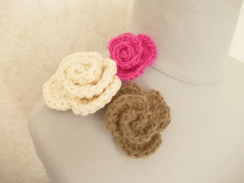 Häkelanleitung für eine Häkelrose, Brosche, Ansteckblüte