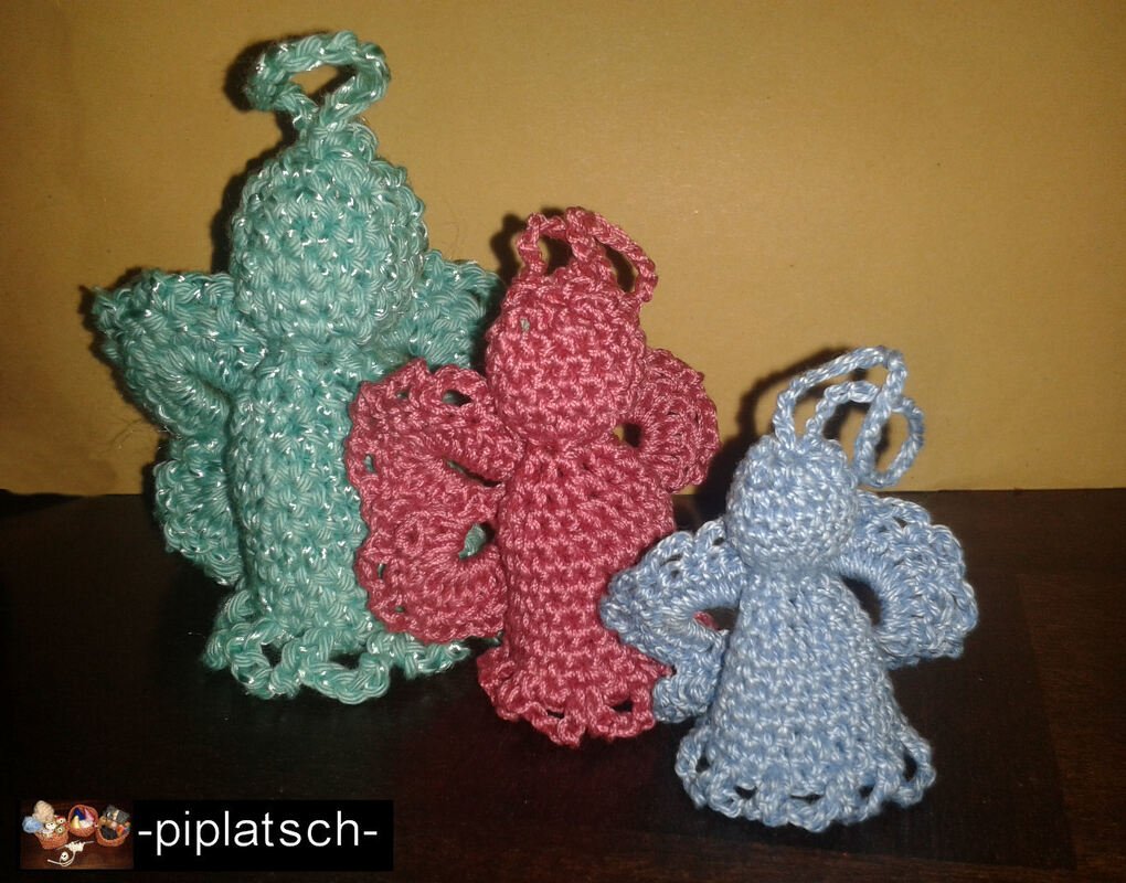 Drei gehäkelte Engel in Türkis, Beere und Hellblau mit Aufhängeschlaufen