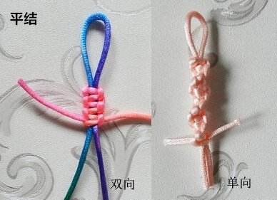 Vergleich zweier Makramee-Knoten: farbiger Flachknoten links, einseitige Knotenkette rechts