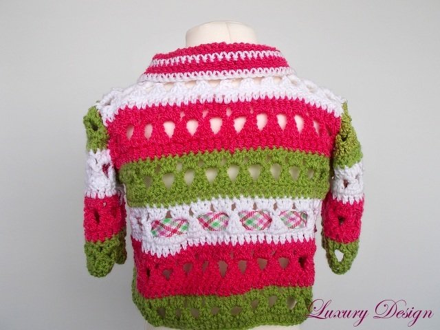 Gehäkelte Babyjacke in Rosa, Weiß und Grün, Rückansicht