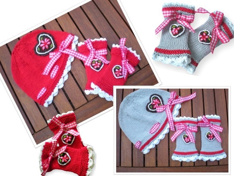 Gestrickte Babysets in Rot und Grau: Mütze und Fäustlinge oder Schühchen mit Herz‑Applikationen und karierten Schleifen.