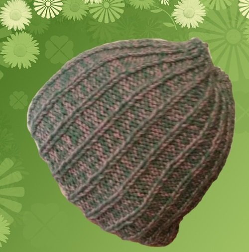 Gestrickte Kinderbeanie mit diagonaler Rippenstruktur in melierten Grün- und Brauntönen