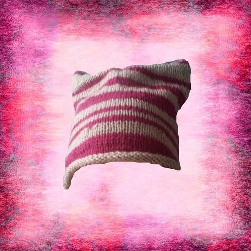 Gestrickte Mütze mit rosa-weißen horizontalen Streifen