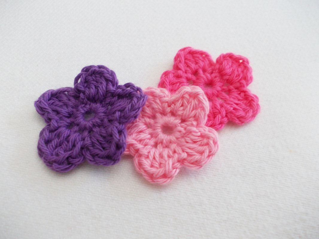 Kostenlos: Häkelanleitung für Häkelblumen, Streudeko, Aufnähblüten