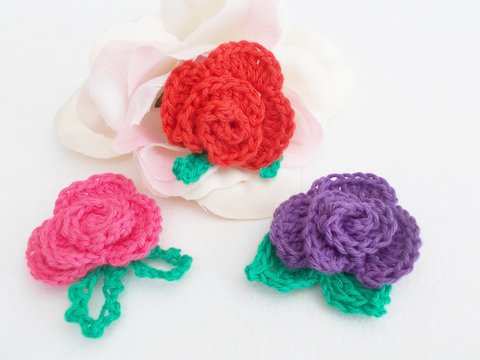 Häkelanleitung für eine Häkelrose mit Blättern, Rosenblüten als Aufnäher oder Ansteckblüte