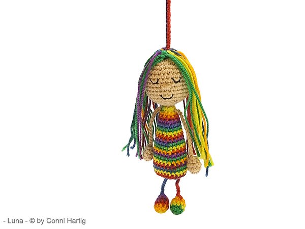Gehäkelter Regenbogen‑Amigurumi‑Schlüsselanhänger mit langen Garnhaaren