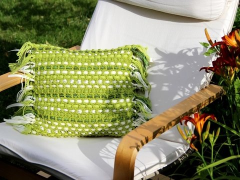 Kissen im Material-Mix mit Fransen - Gratis-Häkelanleitung