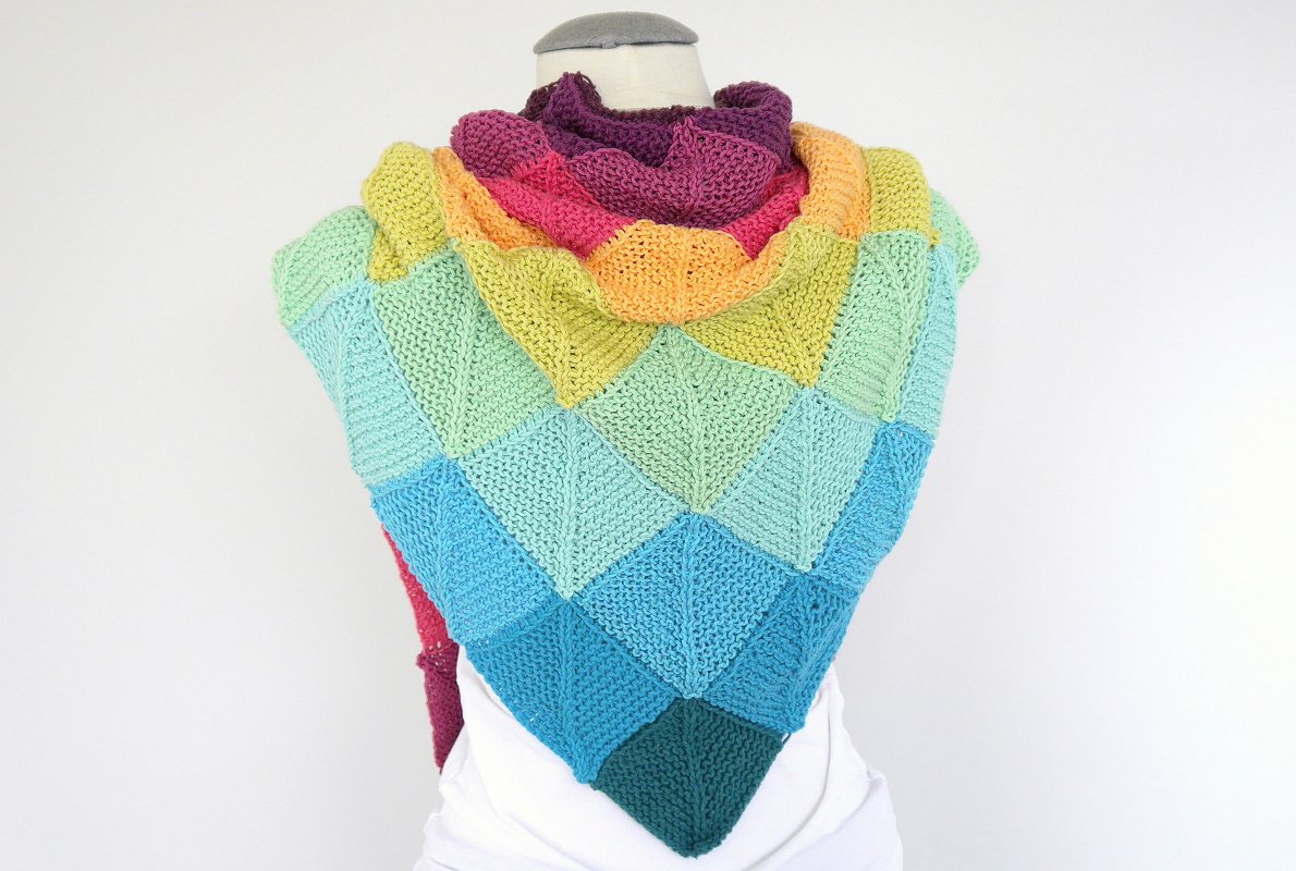 Gestricktes Dreieckstuch in Regenbogenfarben aus kraus-rechten Dreiecksquadraten auf Schaufensterpuppe