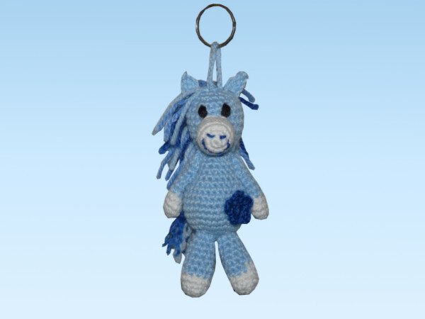 Gehäkelter blauer Pferde-Schlüsselanhänger (Amigurumi) mit dunkler Mähne, weißer Schnauze und Hufen an Metallring.