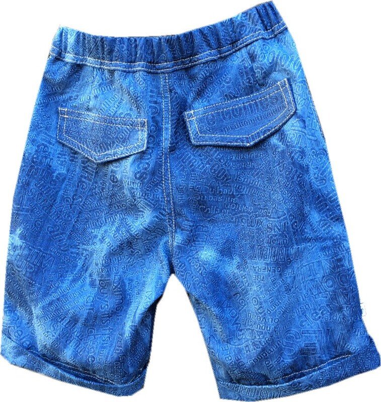 Detailansicht Rückseite einer kurzen Kinderhose mit aufgesetzten Taschen und Gummibund