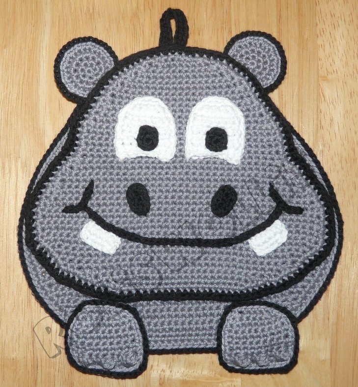 Gehäkelter grauer Nilpferd-Topflappen mit schwarzer Umrandung, weißen Augen und Aufhängeschlaufe