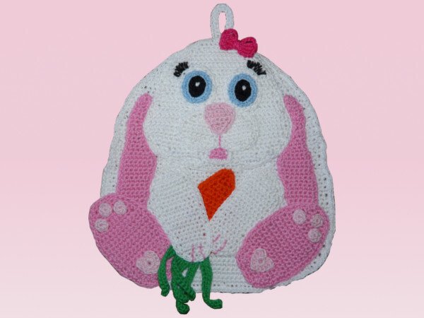 Gehäkelter Hasen-Topflappen in Weiß-Rosa mit Möhre und Schleife