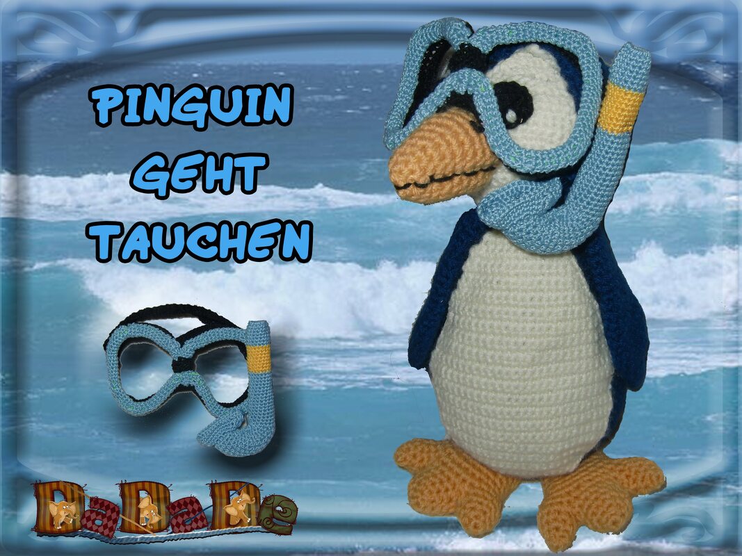 Gehäkelter Amigurumi-Pinguin mit blauer Tauchermaske und Schnorchel; daneben liegt eine weitere gehäkelte Taucherbrille vor einem Hintergrund mit Meereswellen.