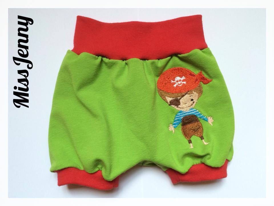 Grüne Babyshorts mit rotem Bund und gesticktem Piratenjungen