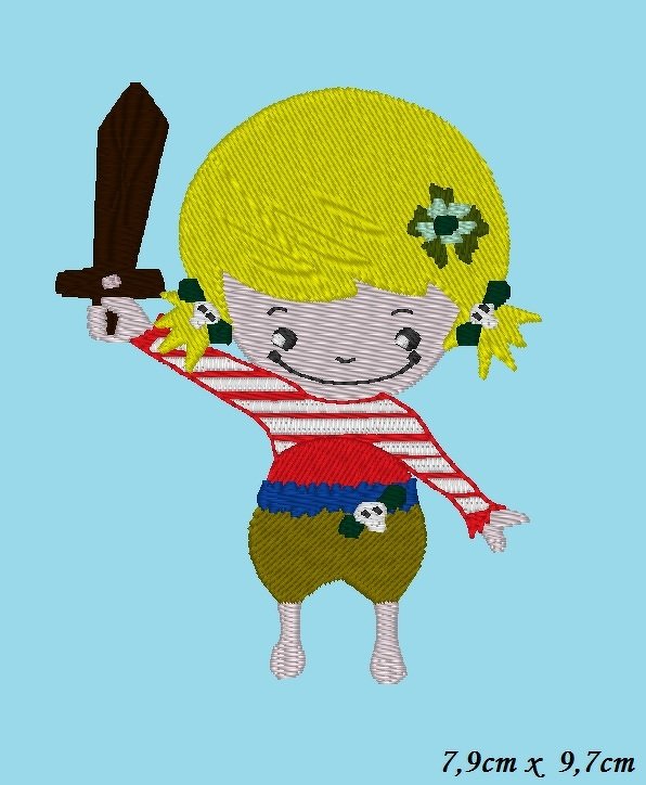 Gestickte Kinder-Piratenfigur mit blonden Zöpfen, gestreiftem Shirt, Holzschwert und Totenkopfschmuck auf hellblauem Hintergrund