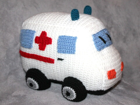 Crochet an Ambulance – a Soft Emergency Vehicle to Play With (EN & DE)