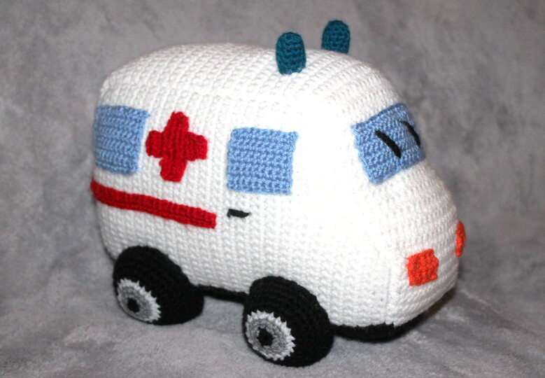 Crochet an Ambulance – a Soft Emergency Vehicle to Play With (EN & DE)