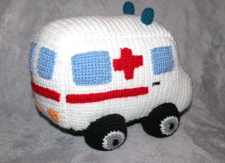 Crochet an Ambulance – a Soft Emergency Vehicle to Play With (EN & DE)