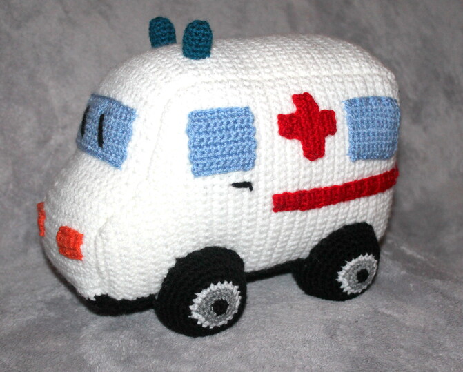 Crochet an Ambulance – a Soft Emergency Vehicle to Play With (EN & DE)