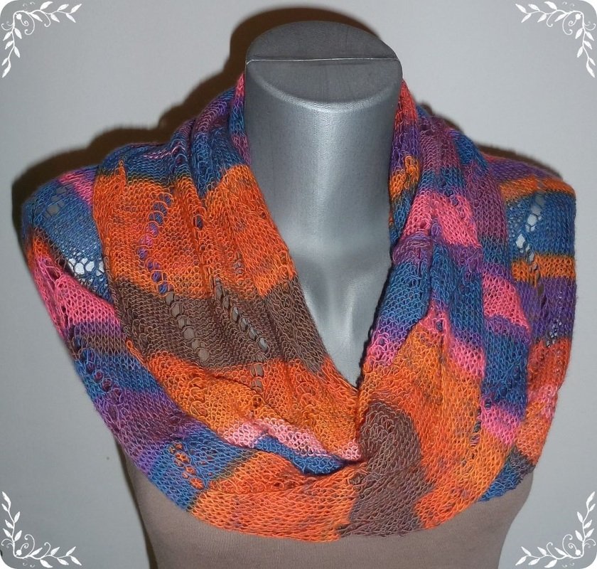 Mehrfarbiger gestrickter Loop‑Schal mit Lochmuster auf einer Schaufensterpuppe