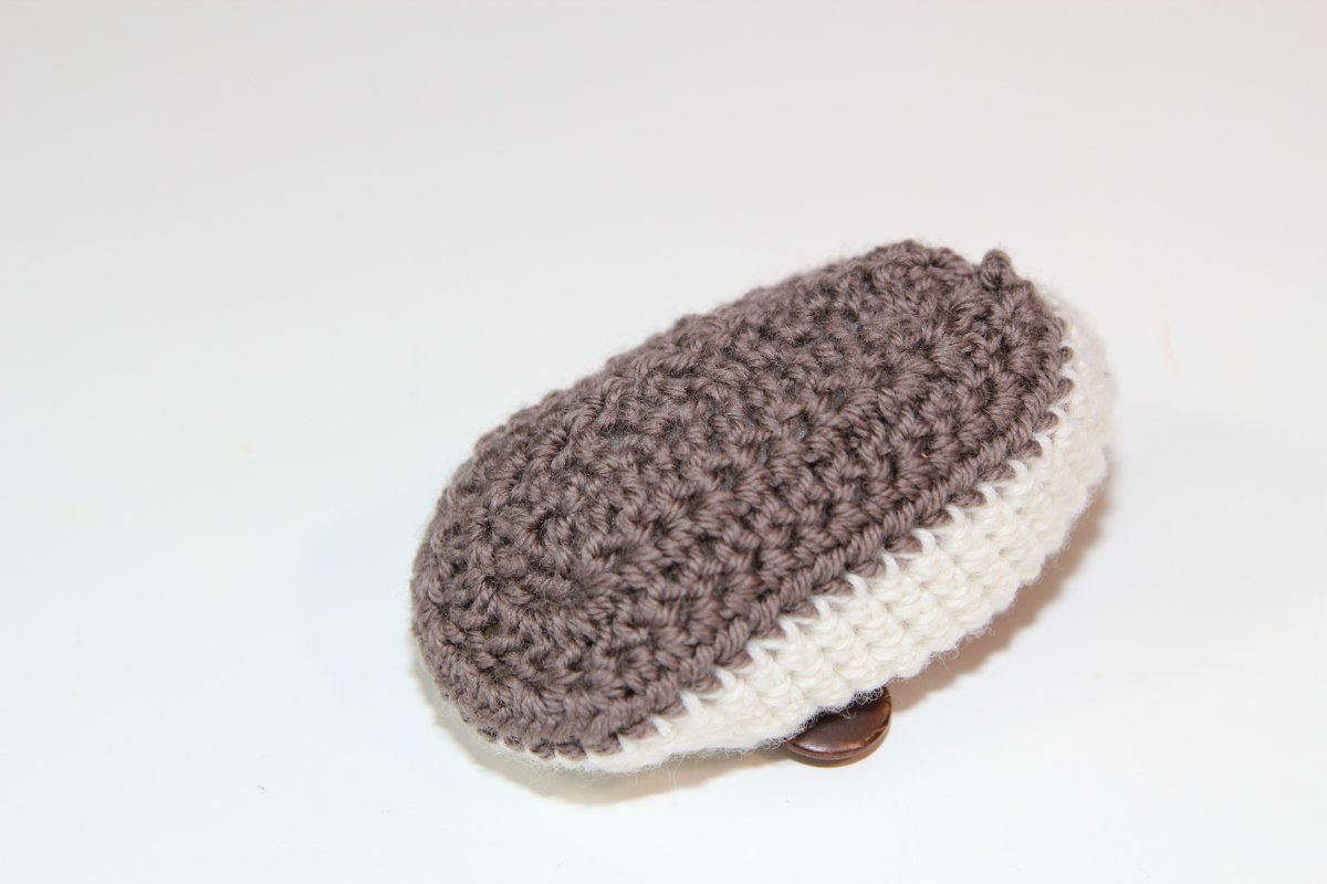 Gehäkelte Baby-Ballerina braun und creme mit Knopf