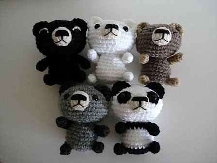 Fünf gehäkelte Amigurumi-Bären in verschiedenen Farben, Nahaufnahme von Proportionen und Gesichtsdetails