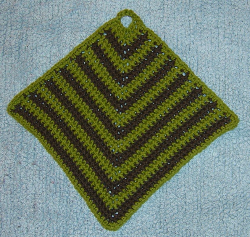 Quadratischer gehäkelter Topflappen mit diagonalen grün-braunen Streifen und Aufhängeöse