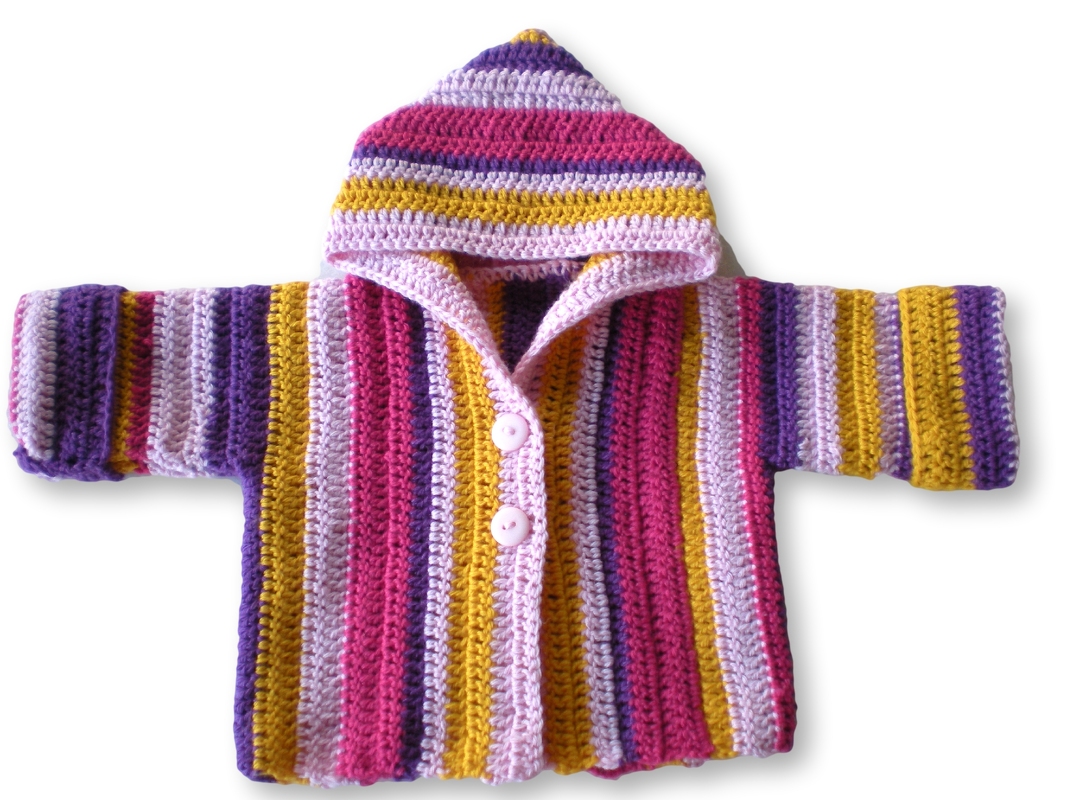 Mehrfarbige gestreifte gehäkelte Babyjacke mit Kapuze und zwei Knöpfen auf weißem Hintergrund