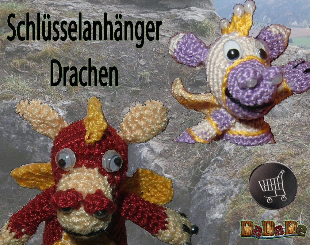 Mehrere gehäkelte Drachen-Schlüsselanhänger in verschiedenen Farben und Details