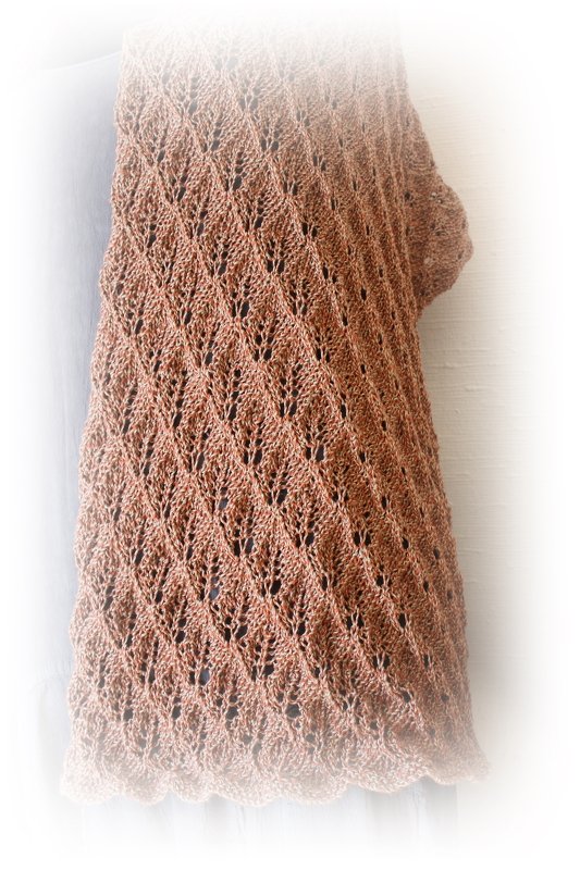 Braunes gestricktes Lacetuch mit diagonalem Blatt-Lacemuster und gewelltem Rand