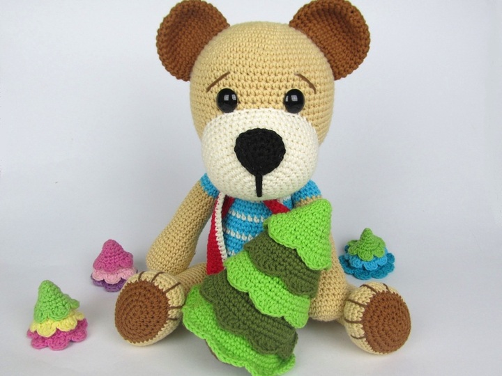 Bärchen mit Weihnachtsbaum Häkelanleitung