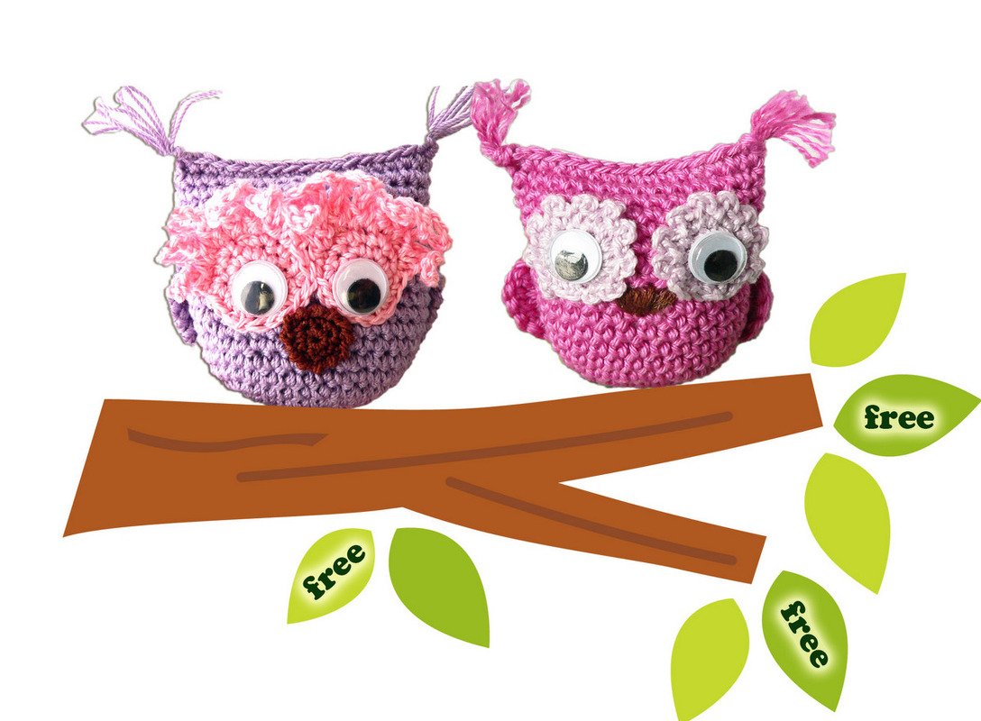 Zwei gehäkelte Eulen‑Schlüsselanhänger in Rosa und Violett mit Wackelaugen auf stilisiertem Ast